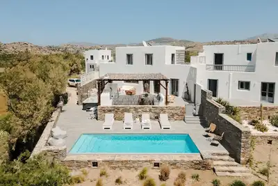 Image de Beach House on Plaka Beach, Pool/Jacuzzi