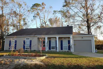 Image de Walk to beach in minutes! Golf cart to town! Private deck for dining, fire pit!