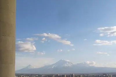 Image de A rare minimalist concept in a quiet location with skyline view