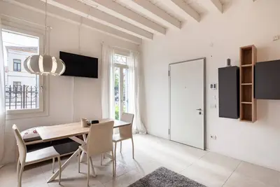 Image de Elegant Apt W/ Parking &1 min walk from Tram stop!