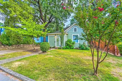Image de Colorful Cottage w/ Deck ~ 5 Mi to Downtown!