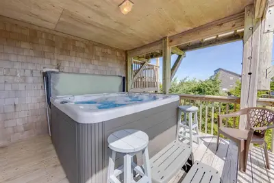 Image de Semi-Oceanfront Home in Avon with Hot Tub, Smart TVs, and Basketball Hoop