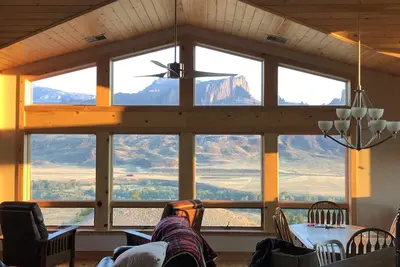 Image de Experience the Magic of Wapiti Valley in Luxury. Stunning Views-East Yellowstone