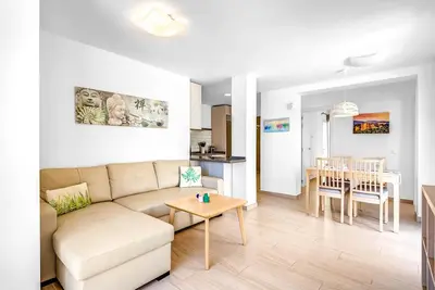 Image de Appartement de vacances 'Torreblanca Deluxe Holiday Home' avec vue sur la mer, piscine et Wi-Fi