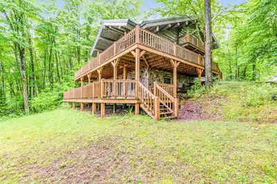 Image de Dog-friendly, lakefront home with a wood fireplace, decks, dock, & Ac