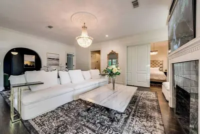 Image de Step into Dallas historic architecture meets modern luxury minutes from Downtown. Soaring ceilings, crystal chandeliers, and a grand stone fireplace plus contemporary comforts and a huge private balcony.