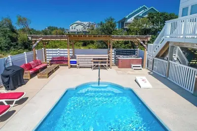 Image de Pickleball, Pool, Hot Tub and 5Min Walk to Beach!