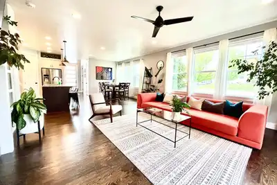 The Greenbelt Getaway- Views, Pets, Games, Fun!