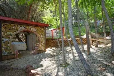 Image de Foothills Yurt Glamping: Pool, Sauna & Hot Tub!