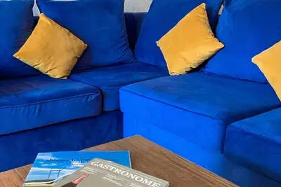 Image de Lovely 3- Bedroom, modern condo with fireplace