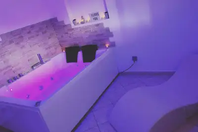 Image de Maison spa avec jacuzzi et balnéo privatifs vue sur campagne