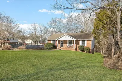 Image de Home on a cul-de-sac in Clarksville / Sango area.