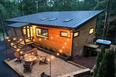 Image de Modern Mountain Getaway with hot tub & fire pit 10 minutes to Helen