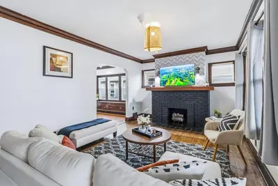 Image de Cozy West Cleveland Getaway – Pets Welcome + Parking<br>Enjoy easy access to downtown, the airport, and Ohio City from this charming retreat just minutes from Lakewood and Kamms Corner. Features include off-street parking, a fully stocked kitchen wit