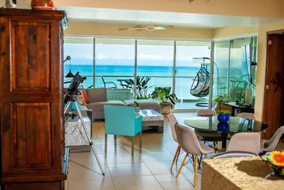 Image de Whale Watching from our Large Oceanfront Condo on the Beach