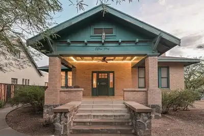 Image de Three Queen beds, Mins to Ua, Downtown, 4th Ave