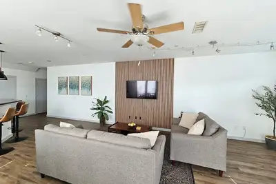 Image de Beautiful Midtown Modern retreat