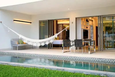 Image de 1 Bedroom Swim-Up Suite - Your Private Poolside Escape!