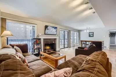 Wild Irishman Condo: Modern Comforts, Wood Fireplace, Heated Pool & Hot Tub, Free Shuttle to Slopes