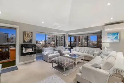 Image de Westminster Court Penthouse: Heated  pools, wf balcony, billiard room, suana!