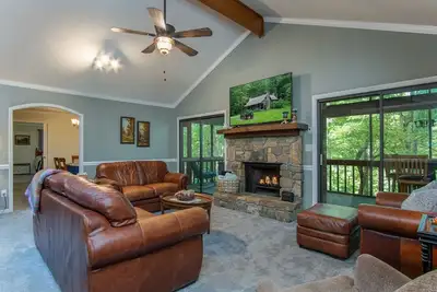 Image de On Golf course, near pool, screened porch split bedroom plan