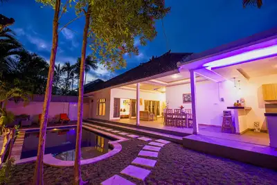 Image de 3 - Bedrooms W/Private pool - Minutes away to the Beach!