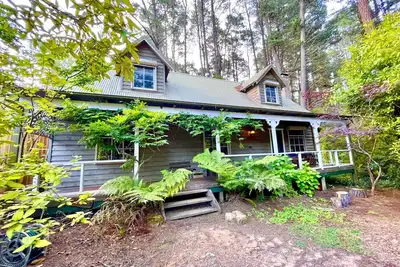 Image de Holly Lodge - Two-Storey Cedar Chalet, 4 Bedroom, 2 Bathroom, Fireplaces, Bbq, Near Hydro Majestic