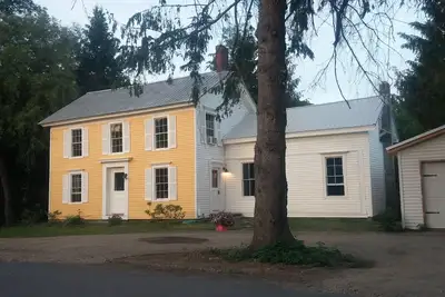 Image de The Roost! 5 min. To D Park & Coop!