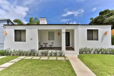 Image de 4/2 Art District Contemporary Japanese-Themed Home