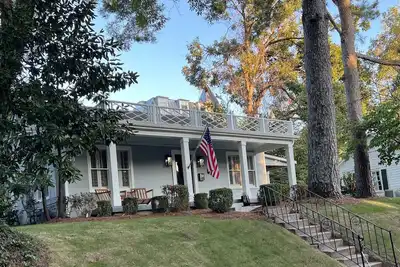 Image de Luxury Home - Walk to Grove and Square - Outdoor Patio Seating
