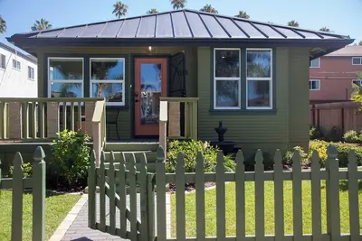Image de 1915 Boho California Beach Kit House