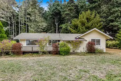 Image de Sunny Mendocino getaway with hot tub, fireplace, enclosed yard & trail to beach