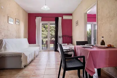 Image de Appartement de vacances 'Porto Tsi Ostrias 5' avec balcon, jardin partagé et Wi-Fi.