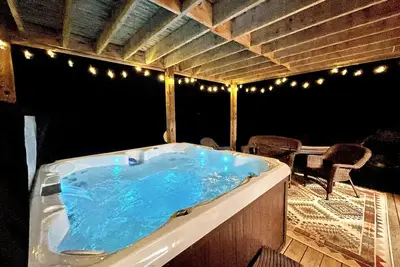 Image de Hot tub, Wood Fireplace, Firepit, Pool/Marina Access