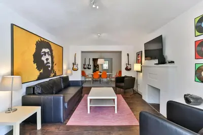 Image de Modern Rock-Themed House W/ Hot Tub & Huge Yard