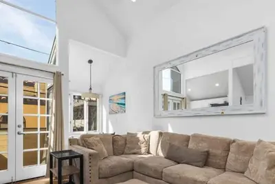 Image de Capitola Village Home with Parking Spot