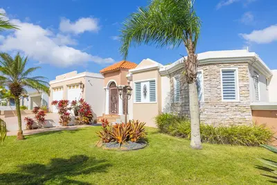 Image de \"Big Vacation House: Your Home Away From Home! \"