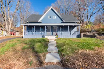 Image de Beautiful Renovated Townhome w/parking