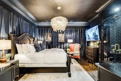 Image de Spacious 2br, 2. 5ba condo in historic Munger Place. Each bedroom offers a private ensuite and premium linens. Enjoy a chef’s kitchen with high-end appliances and spacious living areas—blending classic charm with modern Dallas style.