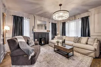 Image de Discover Munger’s historic charm in this spacious 3-bedroom, 3 1/2 bath condo for up to 7 guests. Each bedroom offers a private ensuite, luxury linens, and Sleep 8 Technology. Enjoy a chef’s kitchen with high-end appliances & spacious living areas.