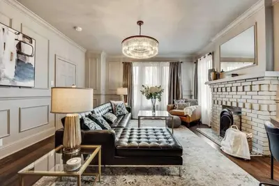 Image de Welcome to our stylish executive 3-bedroom condo in the heart of Central Dallas. Enjoy a fully equipped kitchen and spacious dining area, perfect for cooking and entertaining.