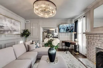 Image de Located in the Munger Place Historic District, this remodeled gem blends timeless elegance with modern comfort. Accommodates 3 guests with a cozy queen-size bed, luxury linens, leather sofa, high-speed internet, and top-tier appliances.