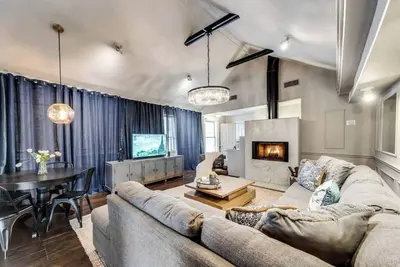 Image de Step into history in this 2-bed, 1-bath spaious hideaway in Dallas’s Munger District. Enjoy vaulted ceilings, marble finishes, Roku TVs, and a private entrance—just minutes from Lakewood, Deep Ellum, and the Design District. Award-winning courtyard.