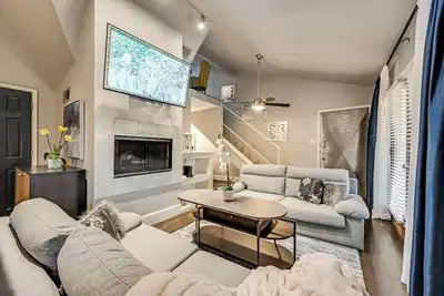 Image de Spacious 2br/1ba condo in Dallas’ Historic Munger Place with private fenced yard, luxury hybrid mattresses, Egyptian-cotton linens, cozy fireplace, Smart Tv, fast Wi-Fi, Alexa concierge, and a fully equipped gourmet kitchen.