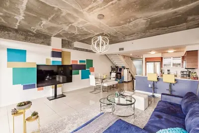 Image de Hang Ten 2 Story Townhome, Pool, Midtown Near All