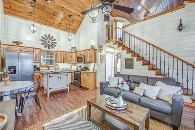 Image de Getaway Chalet Pickwick! Hot Tub! ! FirePit 5 mins Pickwick Landing!