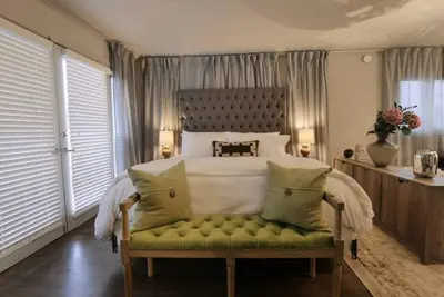 Image de Modern & Stylish 2br/1ba loft in Dallas’ Historic Deep Ellum/Junius Heights District. Features king & queen beds, private balcony, and access to an offsite award-winning courtyard retreat.