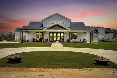 Image de 8 bedrooms Ranch, Pool, Giant Hot Tub, Fishing, Fire Pits and Hiking trails