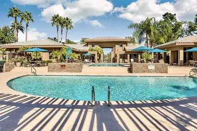Image de Clean, comfy king condo vacation home!