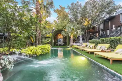 Image de Experience elevated living in this executive 2-bed, 1. 5-bath furnished condo featuring a private garden-view patio. Enjoy resort-style amenities including a pool, sauna, cold plunge, and outdoor fitness deck. Perfect for extended stays!